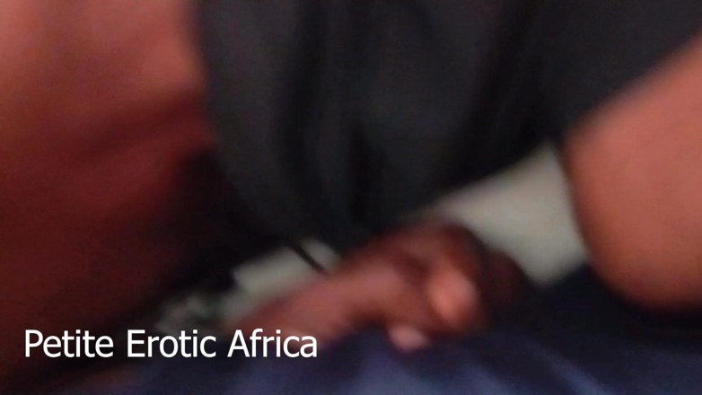 Petite Erotic Africa: Afrikalı genç kız banyoda taze