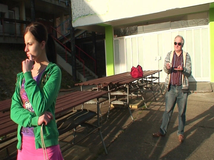 German porn friends: Sexy brunetka je vylízaná a vyprstěná starším mužem venku