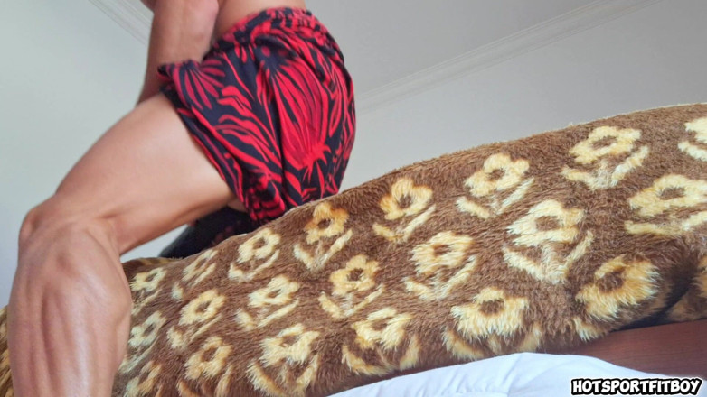 Hotsportfitboy: Un grosso cazzo scopa forte la fleshlight e poi mangia...