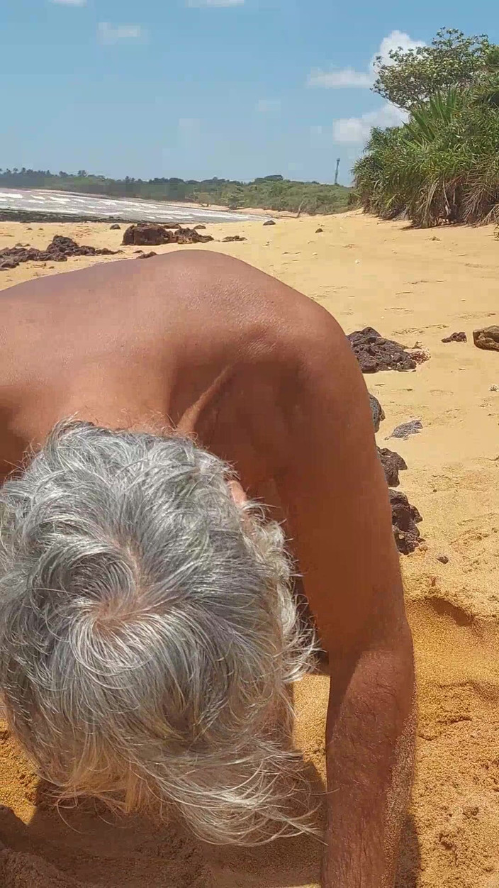 Ladysilvas: Ladysilva dalam seluar dalam di pantai – pantat panas