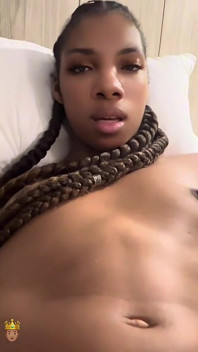 Dakota Slim, black sexy et lumineuse, s’amuse en solo