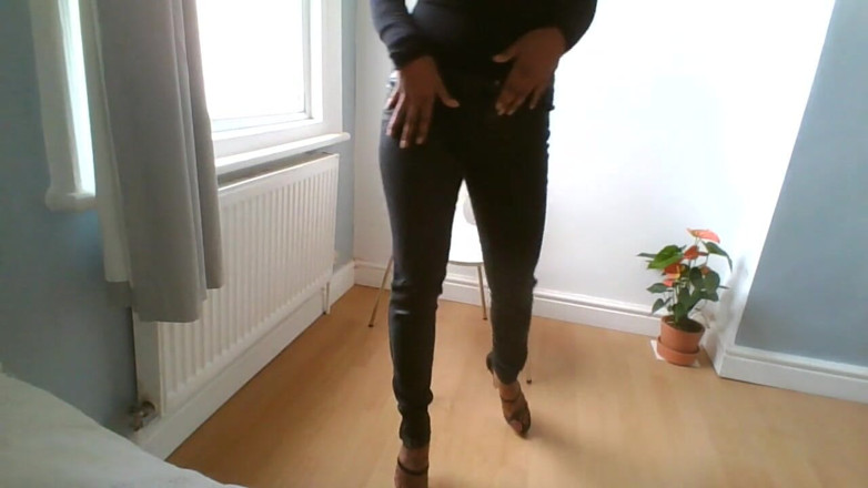 BabeXX69XX Asian MILF: 타이트한 반짝이는 블랙 청바지를 입고 나를 숭배해
