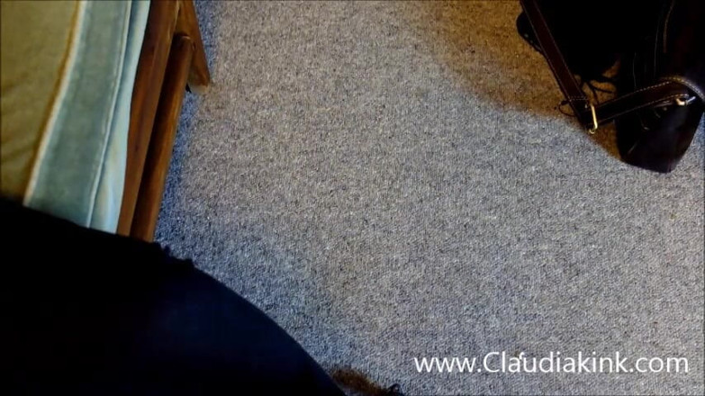 Claudia Kink: Dominante madrasta entrega uma palmada