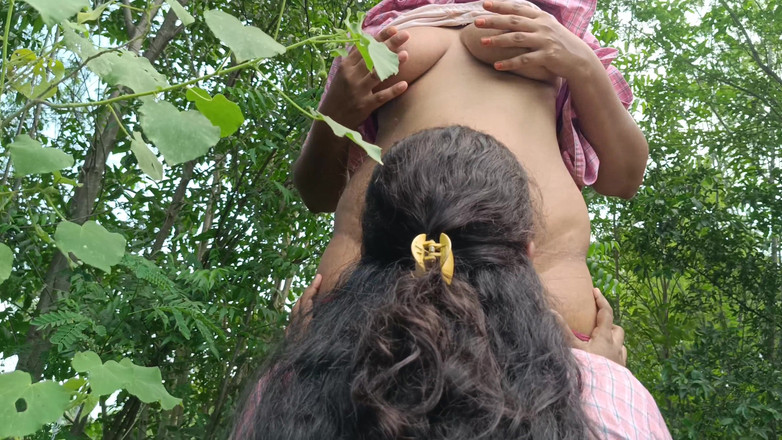 Magilmathi: Studentin in college-uniform im freien