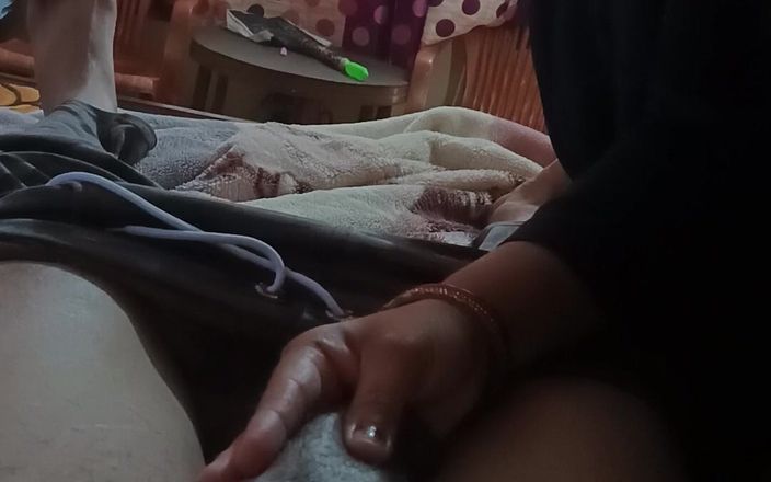 Real desi indian sex: Indická Desi Bhabhi saje a honí milenci N a stříhá...