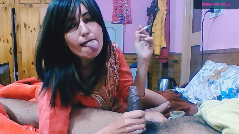 Bolly Karma: Dia membuat seorang lelaki blowjob dan menikmati sebelum seks