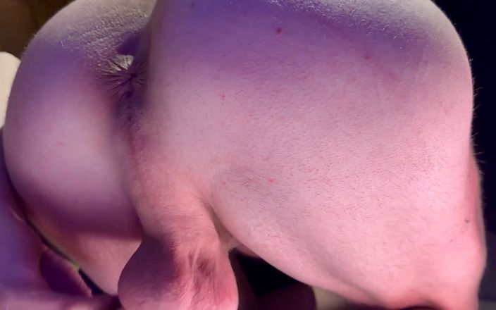 Fem Bi: Un cul sexy attend une bite