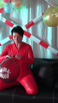 Barfota latex MILF leker med ballongen