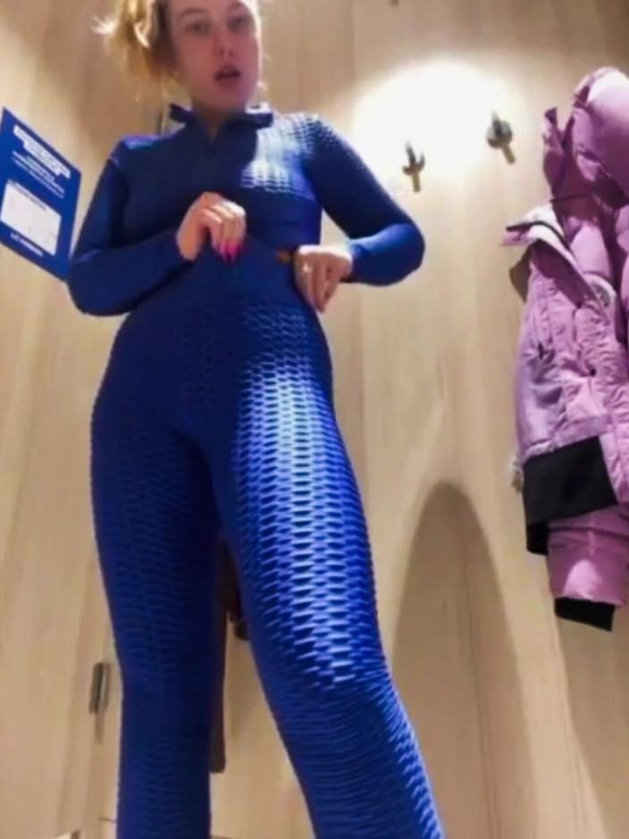 JuiceLussie: Extreme Squirting in the Locker Room