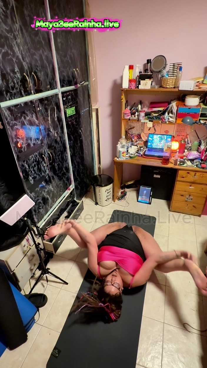 Goddess Maya3ee Rainha: Yoga Stretch: Pushing My Body to the Limit