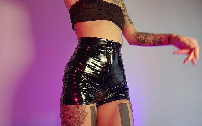 TattoedGirl666: Quần đùi cao su