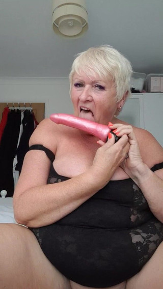 Uk Joolz: Jouet jouet à la maison devant la webcam