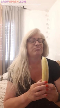 Fina met une banane dans sa chatte. Elle le goûte et se masturbe, tellement excitée !