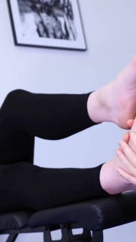 Adoration des gros pieds et des chaussettes puants de ma copine dans la salle de sport