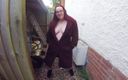Horny vixen: Une rousse pulpeuse dans la cour froide dans un manteau,...