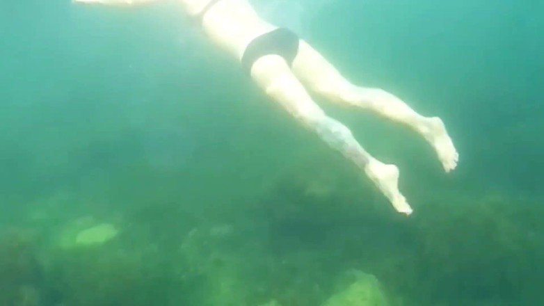 Risky Hairy Couple: J’étais à la pêche sous l’eau, mais au lieu de poisson,...