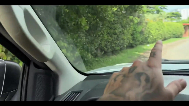 Samy Sun7: Giovane donna colombiana che esercita per strada è invitata a casa...