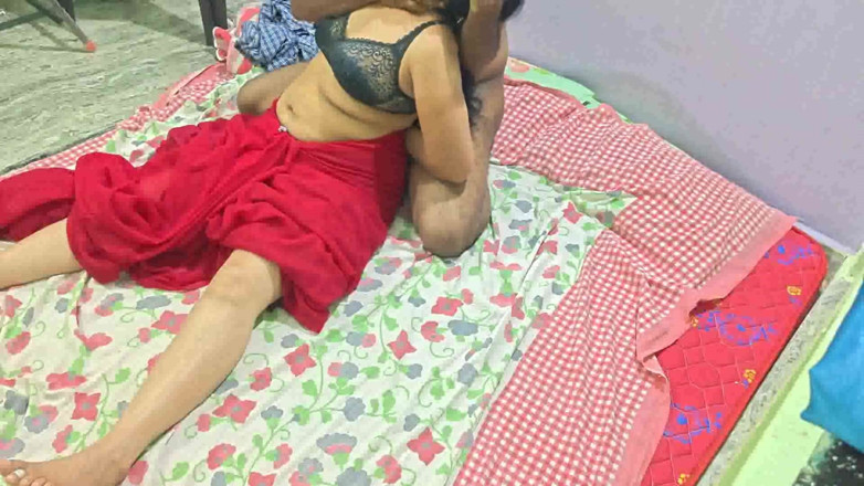 Sexy sindu: Sindu Bhabhi стонет, пока бойфренд лижет ее горячую киску
