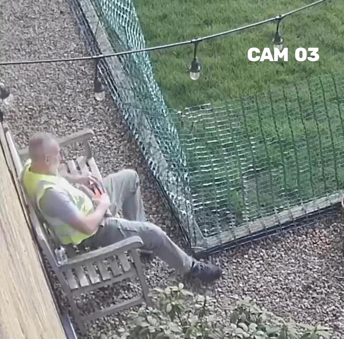 itapapixxl: Une caméra de sécurité surprend un vieux patron mature bien...