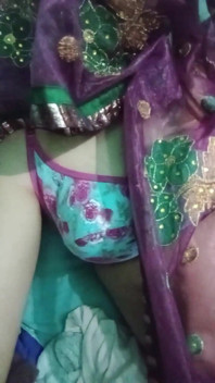 เกย์อินเดียนข้ามเพศ Gaurisissy โชว์ทั้งตัว บีบแล้วเล่นกับนมใหญ่ในผ้าสไบสีชมพู