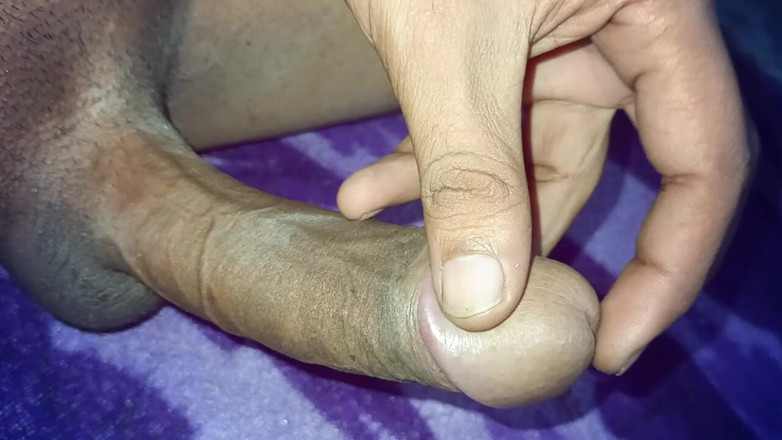 Luckky: 印度性感男人在房间里自慰