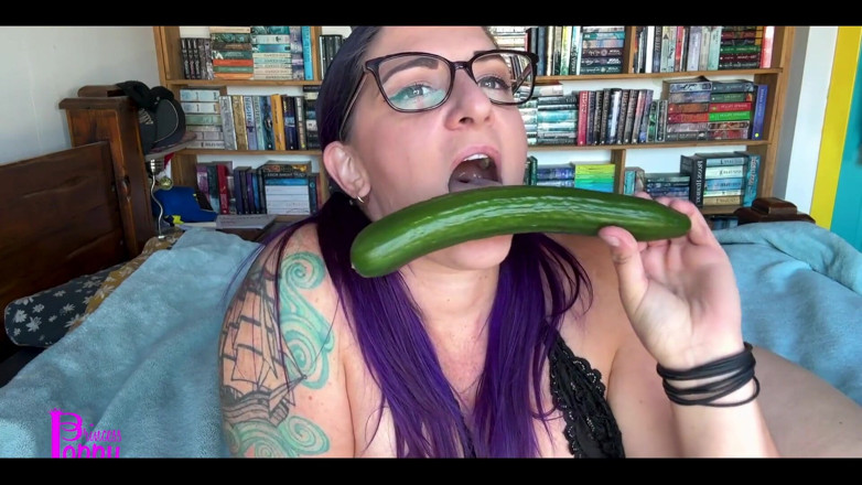 Princess Poppy: Me fodendo com pepino