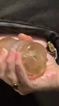 Dojící stůl zničené orgasmy zespodu