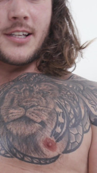 Zabawny agent nieruchomości z Liamem Needsom z Xochi Moon