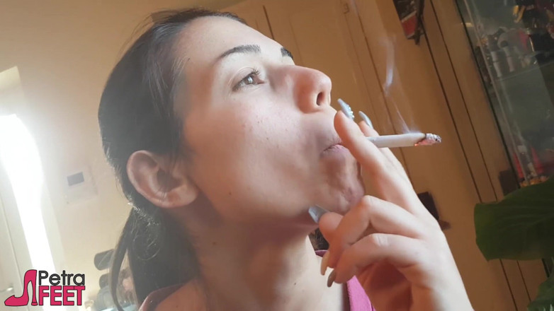 Smokin Fetish: aakarshak itaalvi larki kloj ap vidiyo men sigaar piti hai
