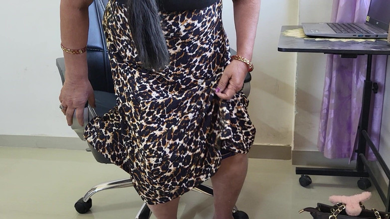 TABOOBREAKERS: Ragazza Indaffarata in Ufficio È Così Tanto Da Fare Così Poco...