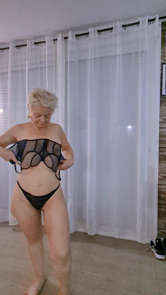 Sofy13: Merhaba, Ben Sana Iç Çamaşırımı Sunuyorum Ve Sen Bana Ne Teklif...