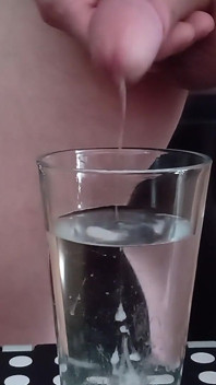 Кінчаю в склянку гарячої води