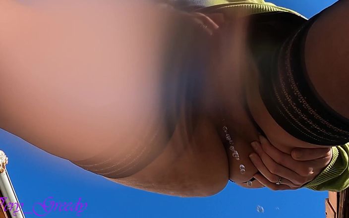 Les Gourmands: Une MILF vêtue de bas pisse devant la caméra en...