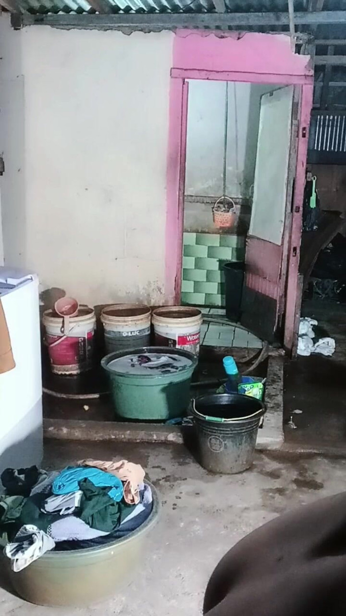 Rania: Lava i vestiti mentre è nudo