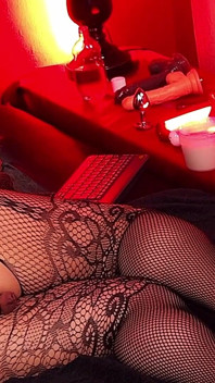 Grande rabo maricas milf fuicking sua bunda com um vibrador preto maciço