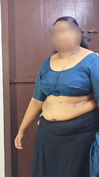 Bhabi sexy în sari albastru, îndepărtarea sari pentru a arăta aici sexy dolofan corp. Șef mare și cur