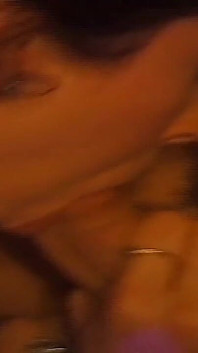 Une jeune brune se doigte jusqu’à l’orgasme près de la cheminée