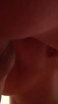 Esta milf tetona ama la polla italiana
