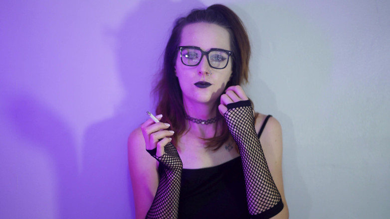 Alicia Robertz: Ragazza gotica che fuma in calze a rete