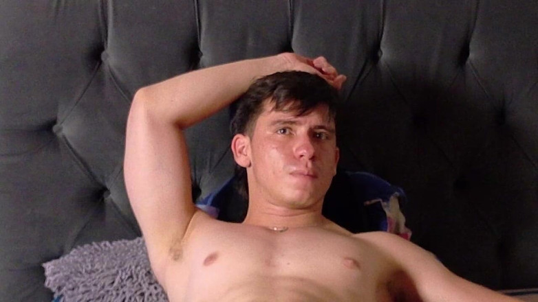 Icyhot707: Latino-Mann liegt nackt auf seinem Bett und zeigt seinen Hintern