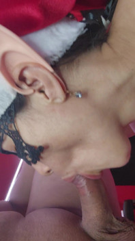 Il mio fratellastro mi ha chiesto di vestirmi come un elfo e gli ho svuotato il suo sperma con i piedi