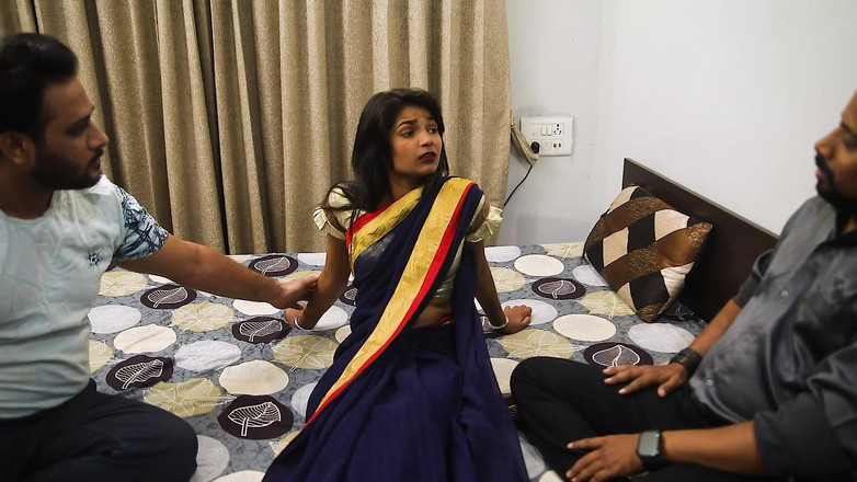 RIABHABI: 美丽的办公室女孩被她的办公室老板性交得到晋升，重口味三人行