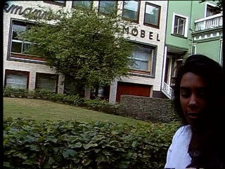 Lucky Cooch: Chica de ébano sexy en la entrevista al aire libre