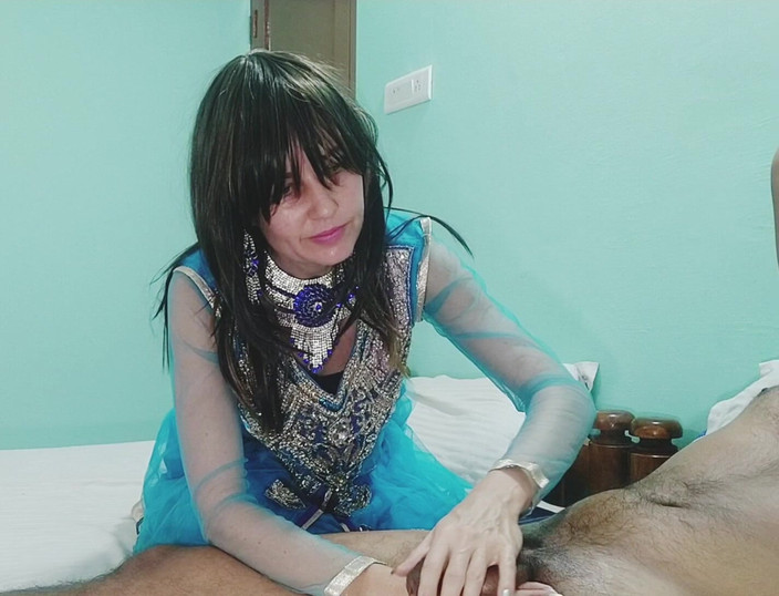 Bolly Karma: Tante bahenol ini jarang dientot habis-habisan sama kontol besar pria...