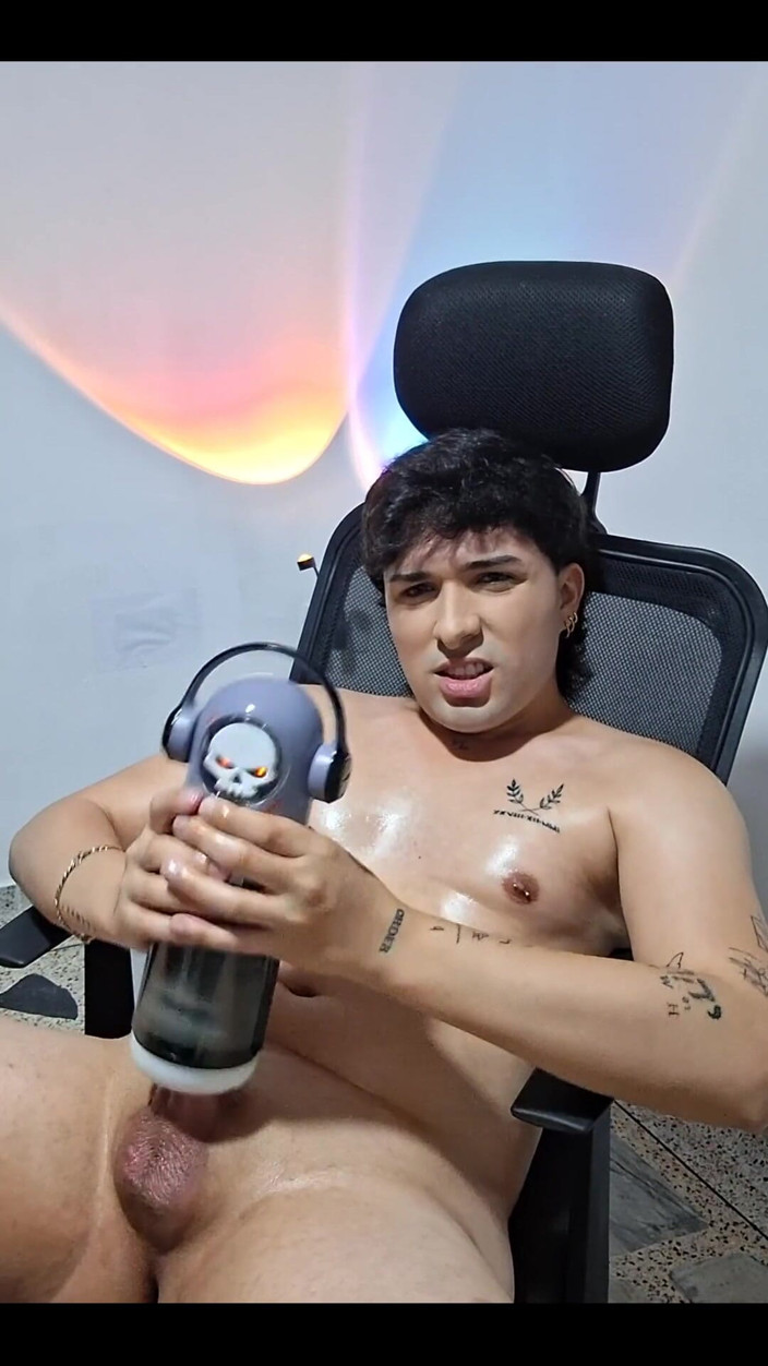 Diego latinboy: Testando il mio nuovo giocattolo