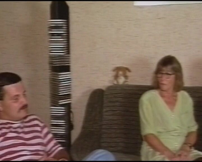 German Threesome: Assista esta senhora alemã madura tem sua buceta dedada