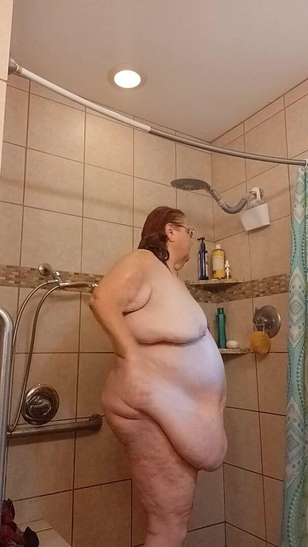 BBW nurse Vicki adventures with friends: Asistenta transpirată Vicki are nevoie de duș