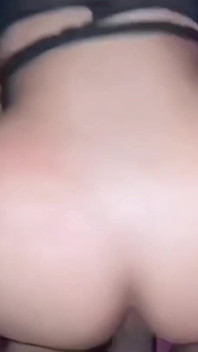 私がTバックを履いていて、この男が私を貫いた様子を見るのが大好きになるでしょう