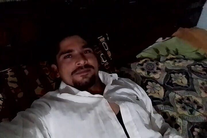 Gangbang straight: Un garçon desi sexy montre sa belle bite