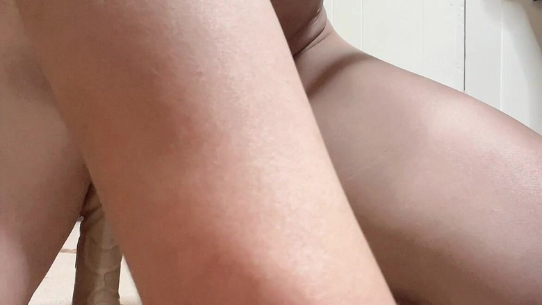 sweethanajapanese: Gadis remaja jepang hana seksi melucuti bajunya sebelum ngentot memek...